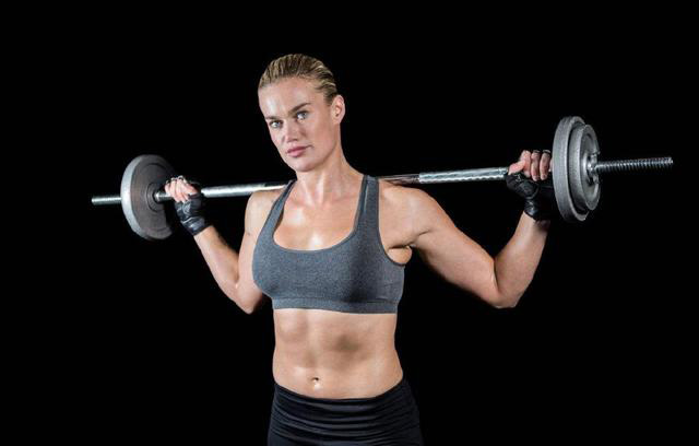 想要練出結實的胸肌，不會杠鈴怎么可以？告訴你杠鈴的