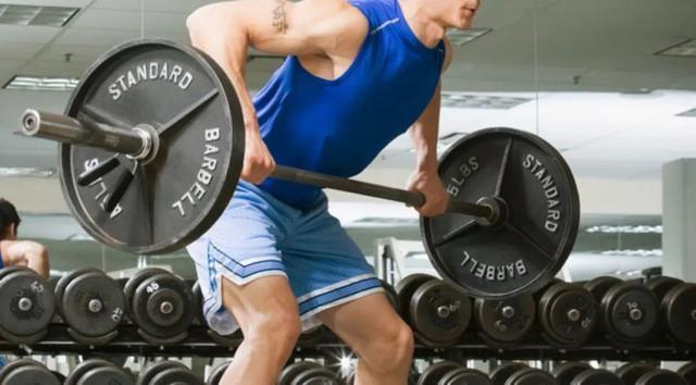 做杠鈴劃船這個動作的時候，你一定要盡量避免這7個錯